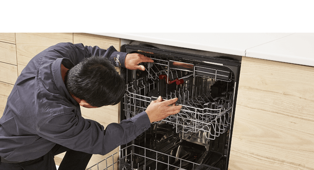 Technicien réparant les lave-vaisselle